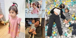 8 Potret Lucunya Kaluela, Anak YouTuber Abel Cantika yang Secantik Mamanya - Gayanya Nggemesin Banget