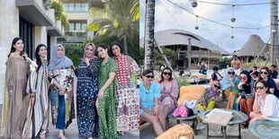 8 Potret Mama Amy dan Rieta Amilia, Ibunda Raffi Nagita yang Awet Muda Banget - Seperti Kakak Adik dengan Anak Gadisnya