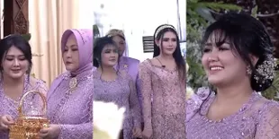 8 Potret Mella Rossa Adik Via Vallen di Momen Siraman, Curi Perhatian Saat Dampingi Sang Kakak - Cantiknya Nggak Kalah dari Calon Mempelai