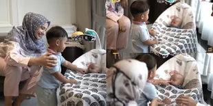 8 Potret Menggemaskan Kiano Ketemu Baby Ukkasya Untuk Pertama Kalinya, Elus-Elus Kepala Sampai Remas Muka