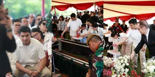 8 Potret Momen Tabur Bunga Penuh Air Mata, Hotma Sitompul Diantar ke Peristirahatan Terakhir