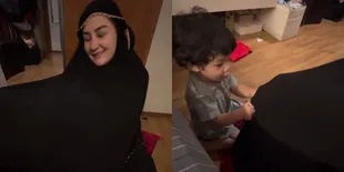 8 Potret Mona Ratuliu Dijahili Anak-anak Saat Shalat - Mukena Ditarik Hingga Berantakan