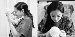 8 Potret Nagita Slavina Tak Lepas Memandang Baby R Usai Melahirkan, Perbedaan Ukuran Tangannya Bikin Gemas 