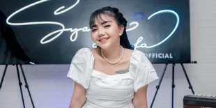 8 Potret Pedangdut Syahiba Saufa yang FYP ke Luar Negeri Gegara Nyanyi 'Rasah Nyangkem' Sambil Joget Menungging
