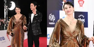 8 Potret Penampilan Gorgeous Kim Hye Soo Pakai Dress Belahan Dada Rendah di Usia 53 Tahun