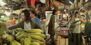 8 Potret Potret Indah Permatasari Belanja di Pasar Tradisional, Santai Meski Jalanan Becek