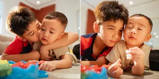 8 Potret Rafathar dan Rayyanza 'Cipung' Main Bareng, Akur Peluk Cium Nggemesin Banget