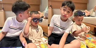 8 Potret Rafathar Saat Menjaga Rayyanza yang Sedang Sakit, Jadi Kakak Perhatian Untuk Sang Adik