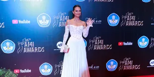 8 Potret Rebecca Reijman Tampil Anggun dan Menawan di AMI Awards 2023, Ada Pin Palestina di Dada