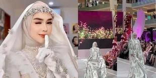 8 Potret Ria Ricis Jadi Model Fashion Show, Tampil Anggun dari Biasanya - Senyumnya Sumringah