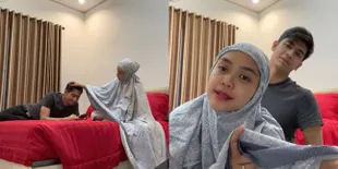 8 Potret Ria Ricis Saat di Kamar Teuku Ryan, Pamerkan Momen Malam Pertama - Pijit dan Elus Mesra Rambut Suami