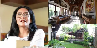 8 Potret Rumah Rieke Dyah Pitaloka, Kental Bernuansa Etnik Penuh Koleksi Barang Antik - Punya Perpustakaan Pribadi dengan Buku Sampai Langit-Langit