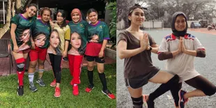 8 Potret Seru Ayu Ting Ting Main Bola Bareng Warga Kampung, Berhasil Cetak Gol