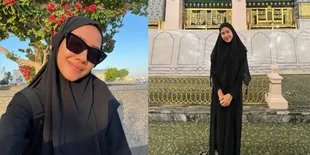 8 Potret Shenina Cinnamon Jalani Ibadah Umroh, Tuai Pujian Pakai Hijab Tanpa Make Up