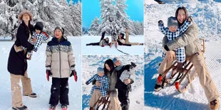 8 Potret Super Mom Jennifer Bachdim Main Salju Bareng Anak-Anaknya di Jerman, Baby Kiyoji Nggemesin Banget!
