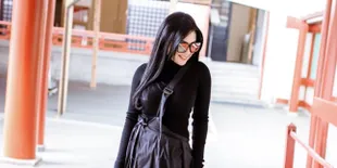 8 Potret Syahrini Jalan-Jalan Terniat di Jepang, Pakai Wig Panjang - Kaos Kaki Pun Istimewa