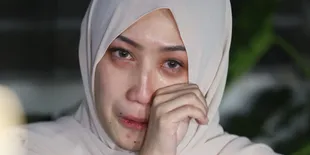 8 Potret Tamara Tyasmara Bercucur Air Mata di Haul 1000 Hari Dante, Tak Pernah Lelah Perjuangkan Keadilan untuk Sang Anak