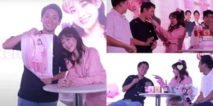 8 Potret Tomo Waseda Boys Berikan Kejutan Buket Bunga Ke Livy Renata, Ketemu Sang Ibu Langsung Diberi Restu!