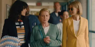 8 FOTO Adegan 'I CARE A LOT', Kisah Rosamund Pike Jadi Penipu Ulung yang Incar Para Lansia