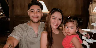 8 Potret Ulang Tahun Krisjiana Baharudin Suami Berondong Siti Badriah, Dinner Bertiga - Dapat Banyak Hadiah 