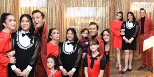 8 Potret Ussy Sulistiawaty di Ulang Tahun Amel ke-17, Meriah Serba Merah - Hot Mom Awet Muda Masih Cocok Disebut Kakak-Adik dengan Sang Putri Sulung