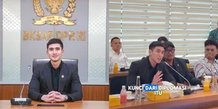 8 Potret Verrell Bramasta Ngantor di BKSAP DPR RI, Netizen: Gantengnya Berasa CEO Drakor