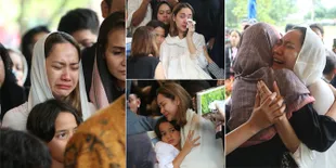 9 Foto Raut Kesedihan di Wajah Bunga Citra Lestari yang Tak Berhenti Menangis di Pemakaman Ashraf Sinclair