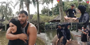 9 Potret Ammar Zoni dan Irish Bella Naik Gajah di Bali, Mandi Bareng - Diceburin ke Kolam