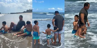 9 Potret Ardi Bakrie Main di Pantai Bareng Anak, Super Dad Idaman - Tampilan Sederhana Meski Tajir Melintir Jadi Sorotan
