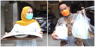 9 Potret Denny Cagur & Sang Istri Berbuka Puasa di Rumah Tetangga, Bawakan Makanan & Dinikmati Bersama-Sama