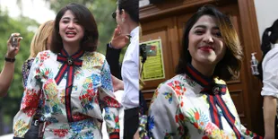 9 Potret Dewi Perssik Hadiri Sidang Cerai Perdana dengan Angga Wijaya, Kelihatan Santai dan Pamer Senyum Sumringah