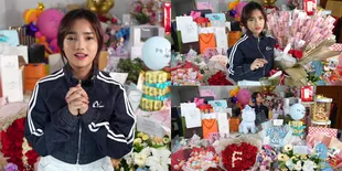 9 Potret Fuji Unboxing Kado Ulang Tahun, Dapat Buket Uang Lembaran Ratusan Ribu Sampai Satu Gepok Senilai Jutaan Rupiah