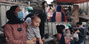 9 Potret Irish Bella Pertama Kali Beli Takjil Bersama Anaknya, Baby Air Sampai Heboh Lihat Jalanan Ramai 