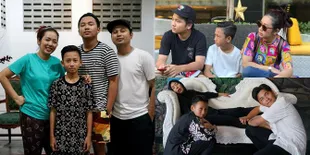 9 Potret Kedekatan Soimah dan Anak-anaknya, Selalu Seru!