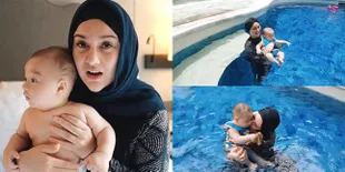 9 Potret Keseruan Irish Bella Berenang Bareng Baby Air, Tebusan Hilangnya Momen Pertama - Quality Time Ibu dan Anak Saat Liburan ke Bali