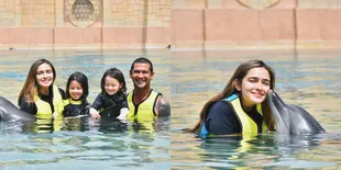 9 Potret Liburan Seru Yasmine Wildblood di Dubai, Asyik Main Sama Lumba-Lumba