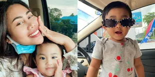 9 Potret Menggemaskan Anak Perempuan Evi Masamba yang Jarang Tersorot, Cute Banget Sering Tirukan Pose Sang Bunda