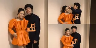 9 Potret Mesra Aurel Hermansyah dan Atta Halilintar Usai Resmi Menikah, Gandengan Terus - Pamer Ciuman Hangat