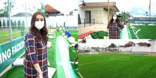 9 Potret Momo Geisha Bikin Lapangan Bola Megah untuk Tempat Bermain Baby Abe, Standard FIFA dan Punya Bangku Stadion