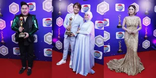 9 Potret Penampilan Mentereng Para Bintang di Red Carpet Indonesian Dangdut Award 2021, Ada Nassar Pakai Kostum Robocop - Bumil Cantik Lesti Pamer Baby Bump yang Makin Besar
