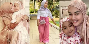9 Potret Ratu Keponakan Syahrini yang Sekarang Sudah Besar dan Makin Cantik, Selalu Kompak Dengan Aisyahrani - Bisa Dandan Sendiri