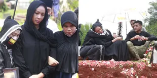 9 Potret Suasana Pemakaman Ibunda Kalina Ocktaranny, Sang Artis Nyaris Pingsan Saat Antarkan Jenazah ke Peristirahatan Terakhir