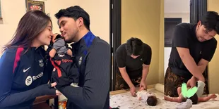 9 Potret Thariq Halilintar Mandi dan Pakaian Baju Anak, Telaten - Terlihat Gemesnya Berkali-kali Dicium