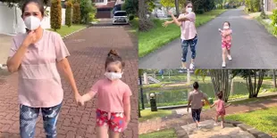 9 Potret Ussy Sulistiawaty Keluar Rumah Pertama Kali Setelah Sembuh dari Covid-19, Ajak Sheva Jogging Keliling Komplek