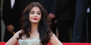 Aishwarya Rai Berhasil Curi Perhatian di Red Carpet Cannes