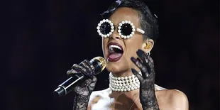 Aksi-Aksi Nakal Rihanna di Fashion Show Victoria Secret