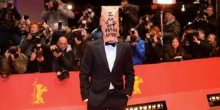 Aksi Nyeleneh Shia LaBeouf di Red Carpet Berlin Film Festival