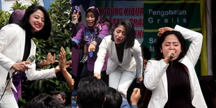 Aksi Seksi Dewi Perssik Hibur Para Napi di Rutan Pondok Bambu