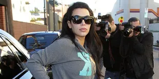 Aksi Seksi Kim Kardashian Dengan Celana Transparan