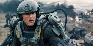 Aksi Tom Cruise Memerangi Alien Pelintas Waktu